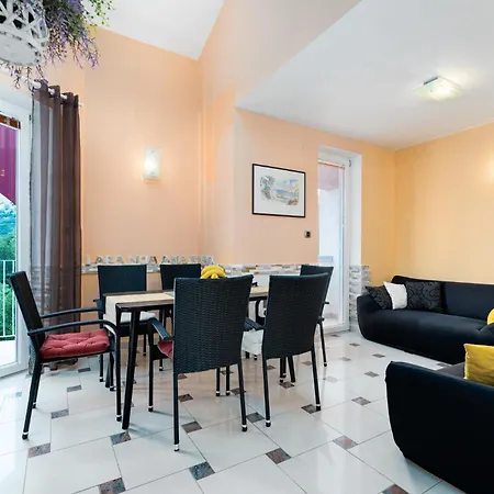 With Balcony And Mountain View Oleandra 5 アパート