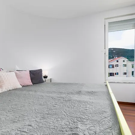 Apartment With Balcony And Mountain View Oleandra 5