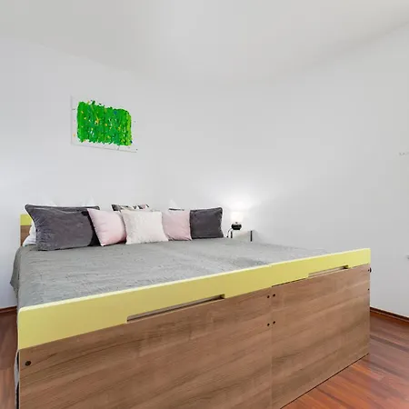 Apartment With Balcony And Mountain View Oleandra 5 Baska (Krk)