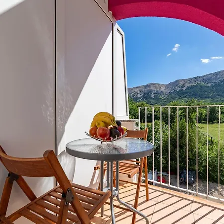 アパート With Balcony And Mountain View Oleandra 5 バスカ