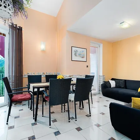 דירה With Balcony And Mountain View Oleandra 5 *