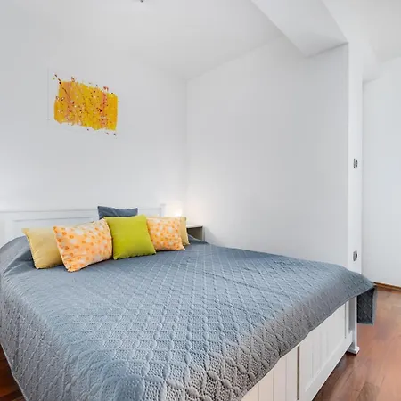 With Balcony And Mountain View Oleandra 5 Lägenhet Baška