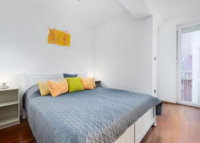 With Balcony And Mountain View Oleandra 5 Lägenhet Baška