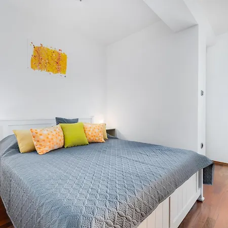 With Balcony And Mountain View Oleandra 5