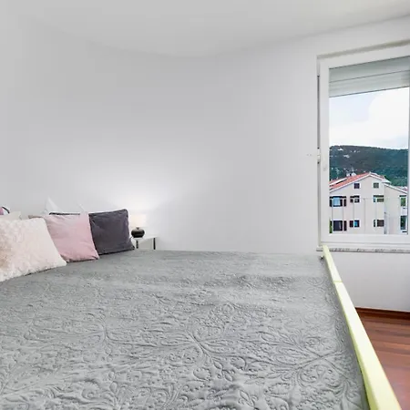 With Balcony And Mountain View Oleandra 5 *